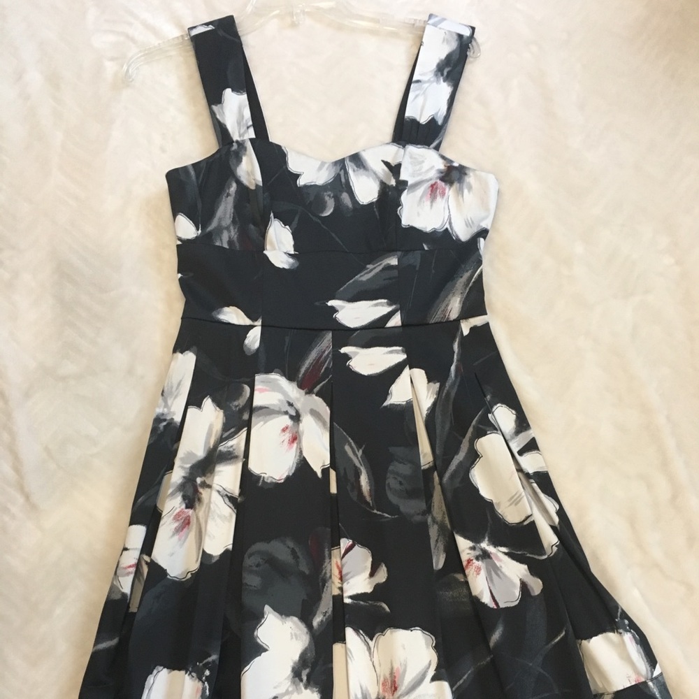 🌸🌺 Beautiful WHBM floral dress